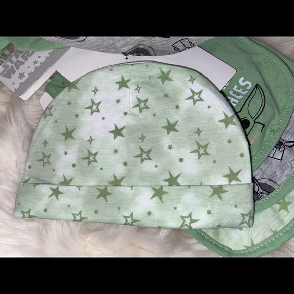 Disney Star Wars Baby Yoda Mandalorian 6 Piece Hat and Bib Set - Picture 4 of 8